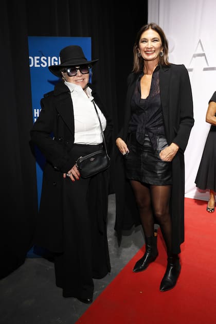Soledad Silveyra, que está haciendo teatro con muchísimo éxito, posa con Mariana Arias.