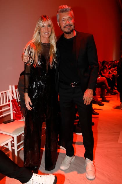 Soledad Solaro, con un look 100% Fabián Zitta, y Marcelo Tinelli. La modelo se sentó al lado del conductor y comentó con el las pasadas