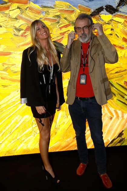 Soledad Solaro y el diseñador Benito Fernández en la muestra de Vicent van Gogh. La muestra incluye distintas experiencias basadas en sus obras para tocar, proyecciones, piezas digitalizadas y en 3D.