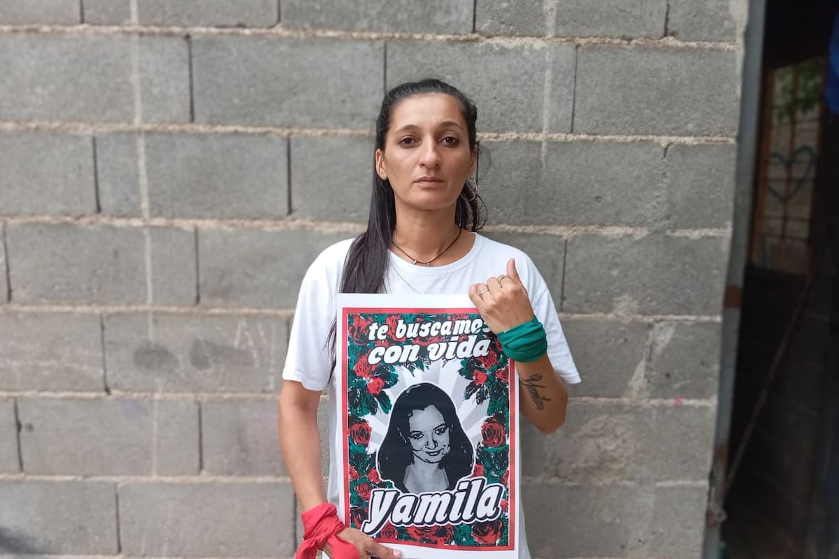 Soledad, una de las hermanas de Yamila y la principal impulsora de su búsqueda, sostiene la imagen que llevó cada una de las jornadas del juicio