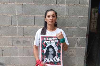 Soledad, una de las hermanas de Yamila y la principal impulsora de su búsqueda, sostiene la imagen que llevó cada una de las jornadas del juicio
