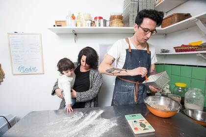 Soledad, Vera y Sebastián: hacen pan en su casa y lo venden en distintos barrios