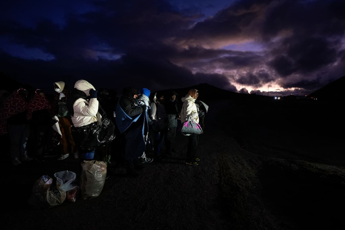 Solicitantes de asilo, en su mayoría procedentes de Colombia, China y Ecuador, esperan a ser procesados en un campamento improvisado después de cruzar la frontera de Estados Unidos desde México, el viernes 2 de febrero de 2024, cerca de Jacumba, California. (AP Foto/Gregory Bull, Archivo)