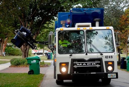 Solid Waste Management es responsable de proporcionar servicios de recolección y reciclaje a más de 340,000 hogares