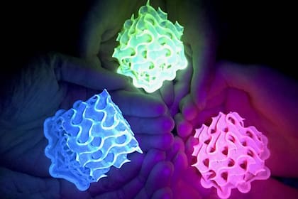 Sólidos fluorescentes impresos en 3D hechos con material SMILES. / Amar Flood