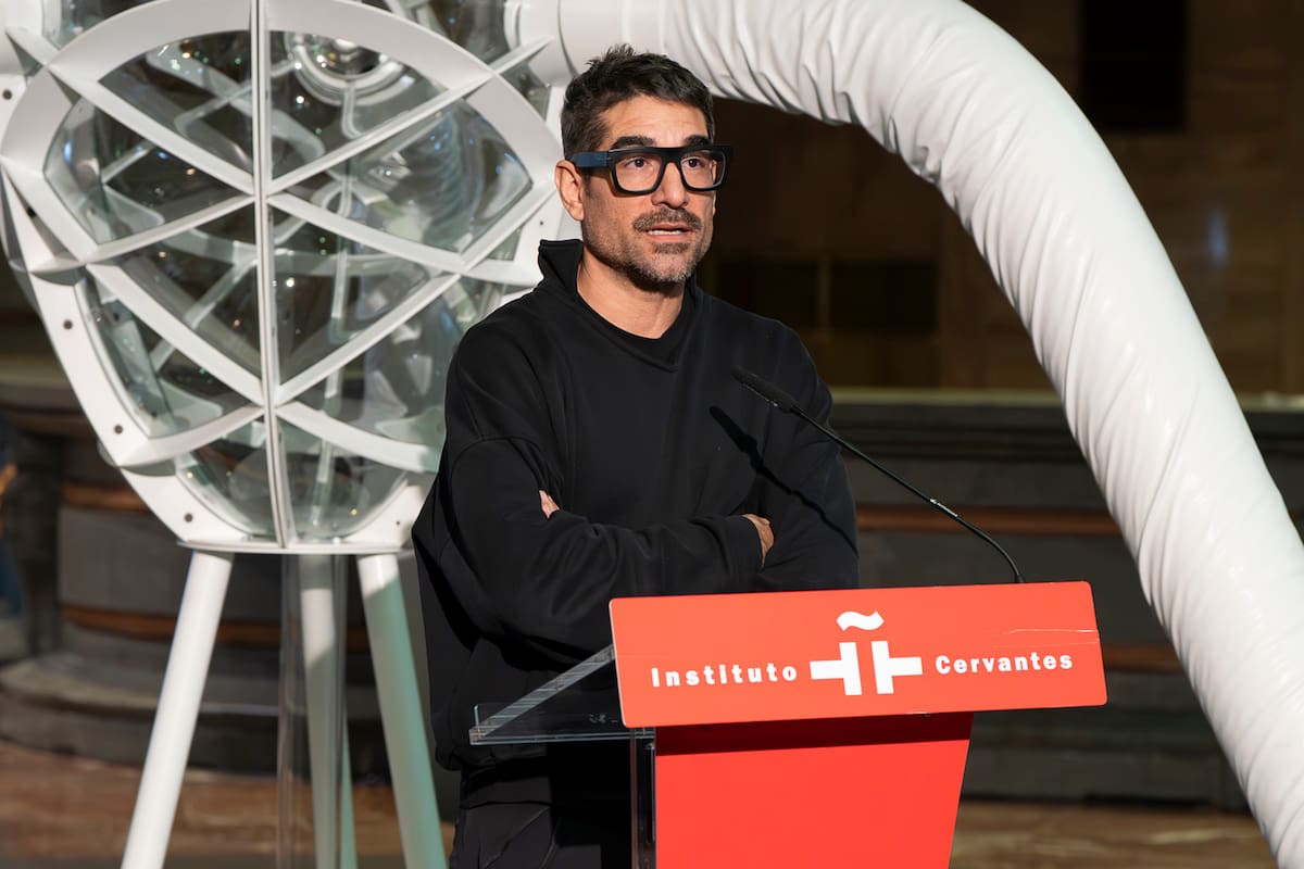 Solimán López delante de la obra interactiva para reescribir el "Quijote" con IA