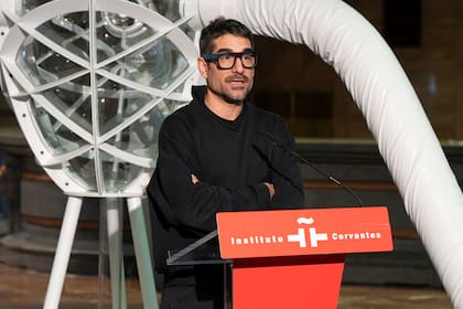 Solimán López delante de la obra interactiva para reescribir el "Quijote" con IA