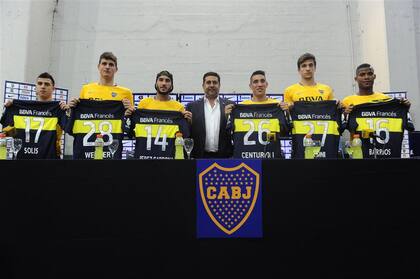 Solís, Werner, Sebastián Pérez, Centurión, Vergini y Barrios, fuweron presentados ayer por el presidente Daniel Angelici