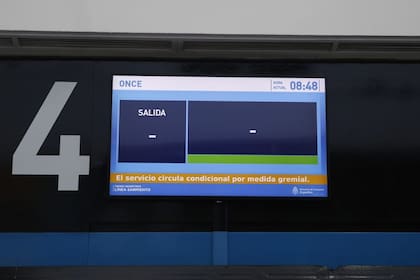 Solo 8 trenes estan funcionando en la Estacion de Once.