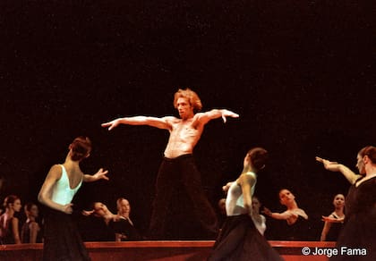 Jorge Donn en la antológica escena de Los unos y los otros (1981), donde bailó el famoso Bolero de Ravel
