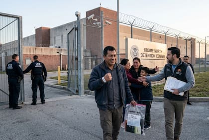 Solo ciudadanos estadounidenses y residentes permanentes tienen autorización legal para realizar el pago de la fianza