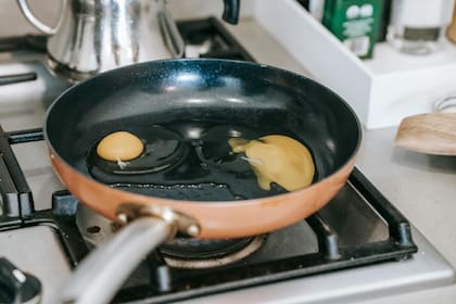 Solo con agua, vinagre y bicarbonato de sodio es posible recuperar la sartén desgastada