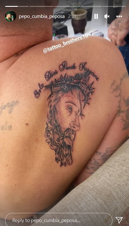 "Solo Dios puede juzgarme", indica el tatuaje