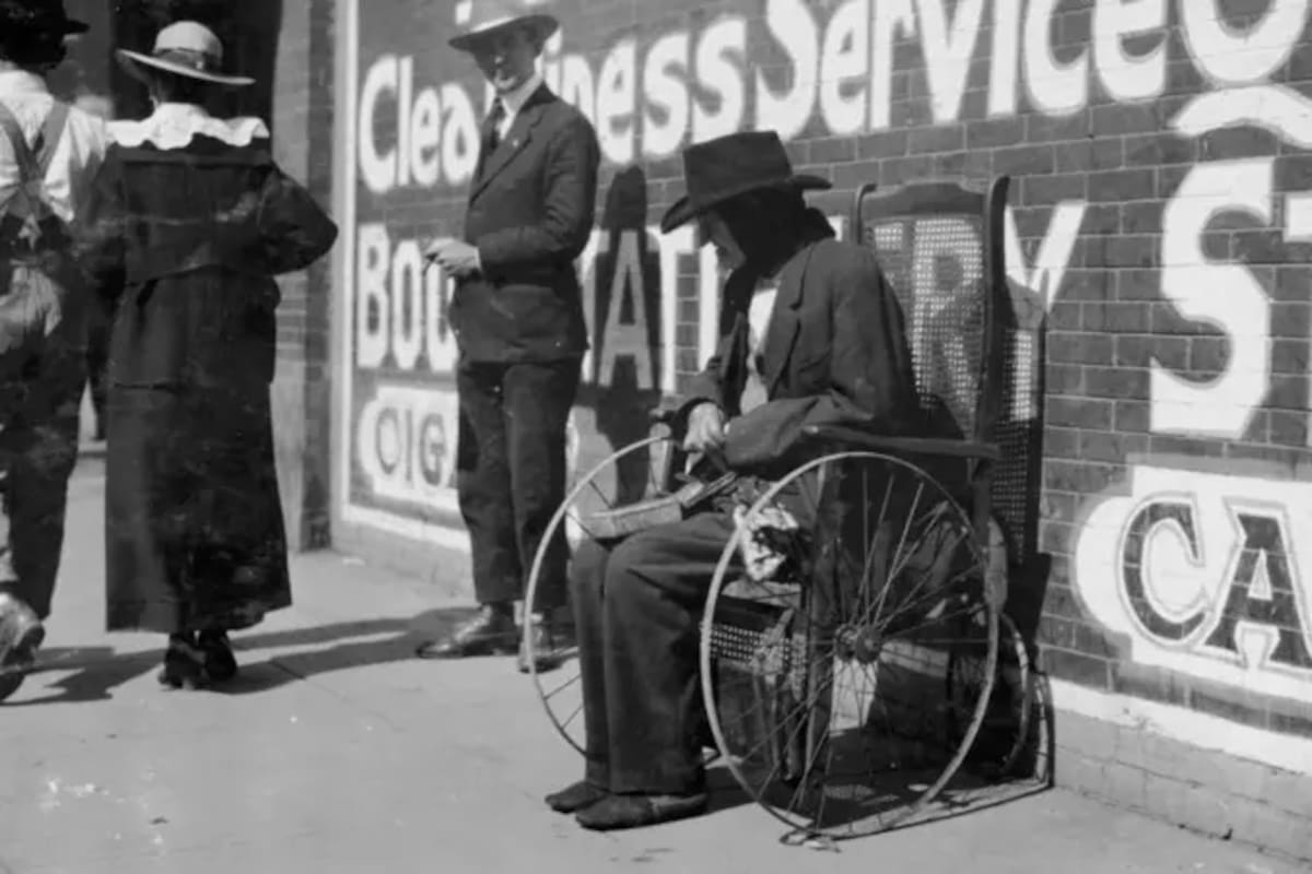 Solo dos años después del fin de la Guerra Civil, varias ciudades de EE.UU. comenzaron a aprobar ordenanzas que prohibían a los "enfermos, mutilados o deformes" estar en las calles.