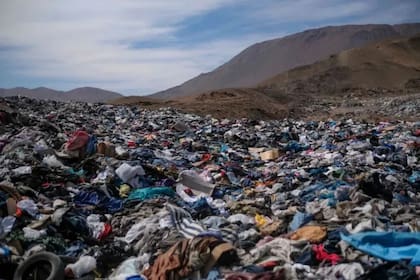 Solo en 2021, se estima que 1,2 millones de toneladas de textiles terminaron en vertederos en California (Imagen: Excelsior California)