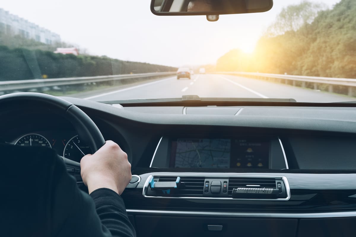 Solo en dos casos está permitido adelantar un auto por la derecha