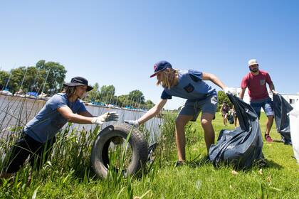 Solo en el Club Náutico de San Isidro más de 100 personas trabajaron para extraer residuos de la ribera y el agua