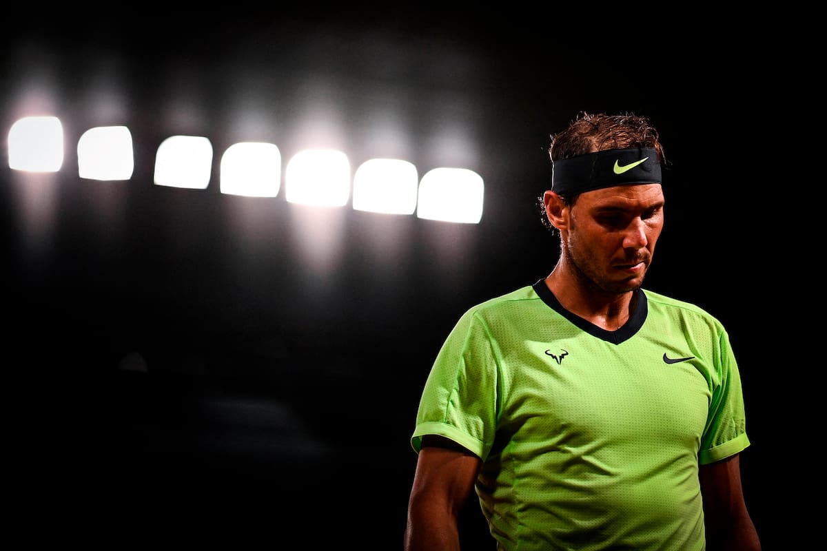 Solo en la madrugada: Rafa Nadal terminó de jugar cerca de la medianoche en la jornada de su cumpleaños, sin público en el imponente Chatrier