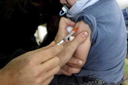 Solo están obligados a vacunarse los chicos desde los 12 meses