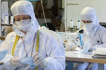 Solo las empresas que producen bienes de primera necesidad, como esta que fabrica mascarillas cerca de Milán, quedaron abiertas tras el lockdown impuesto por el gobierno italiano.