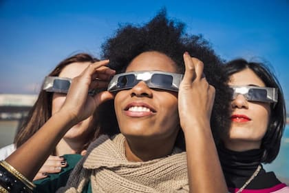 Solo los anteojos o visores solares certificados bajo la norma internacional ISO 12312-2 son seguros para ver el eclipse solar