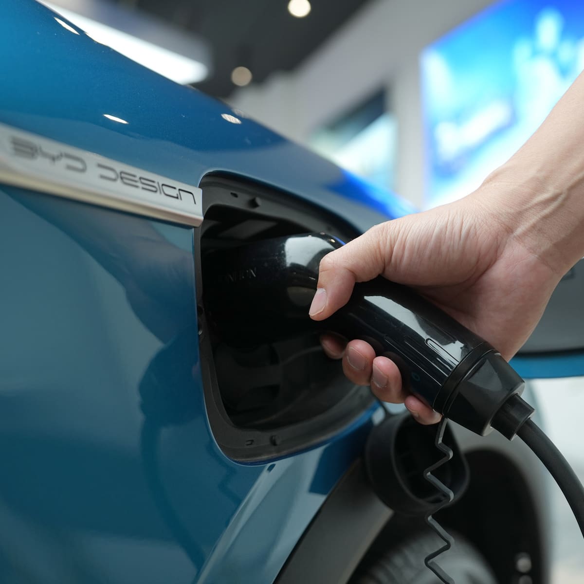 Qué pasa si se traba el cargador de un auto eléctrico o híbrido y cómo sacarlo sin romperlo - LA NACION
