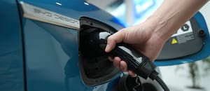 Qué pasa si se traba el cargador de un auto eléctrico o híbrido y cómo sacarlo sin romperlo