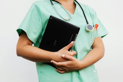 Solo los profesionales de salud autorizados y con licencia para ejercer en Estados Unidos podrán completar el formulario de excepción médica (Pexels/kaboompics)
