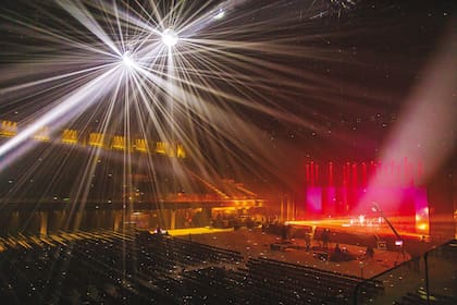 Solo músicos y técnicos en pleno show de Miranda!, en el Movistar Arena; el público, ausente
