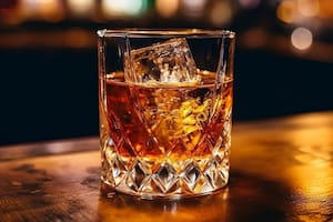 Un experto en whisky dio los mejores consejos para beber esta icónica bebida que volvió a estar en auge