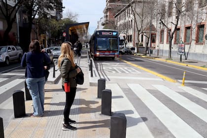 Sólo ocho líneas de colectivos utilizan la traza del metrobus de Alberdi y Directorio; sin embargo, para la Ciudad fue una obra prioritaria