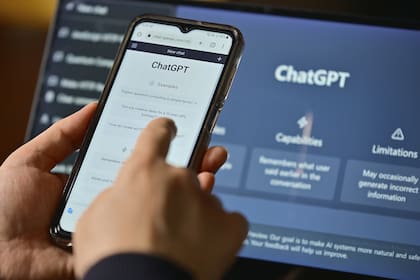 Solo OpenAI, la empresa detrás de ChatGPT, cuenta con más de 218 millones de visitantes únicos interanuales a nivel global