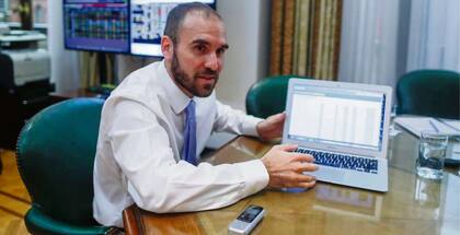 Sólo organismos públicos compraron ayer las Letes que emitió el ministro Guzmán