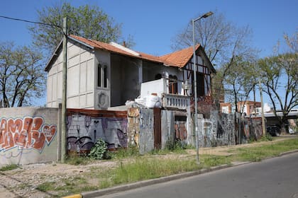 Solo queda en pie una de las casas normandas gemelas, en 16 y 62