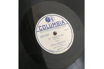 Sólo registramos música desde hace 140 años. Pero en los últimos 36 los cambios se produjeron en cascada. En la foto, un disco de Berliner con St. Louis BLues, de William Christopher Handy, interpretado por Louis Armstrong