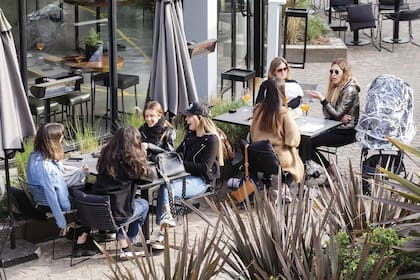 Solo se puede ir con reserva o si hay lugar para sentarse disponible