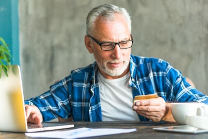 Solo tres de cada 10 estadounidenses tienen un plan para minimizar los impuestos que pagan sobre sus ahorros para la jubilación, revela estudio