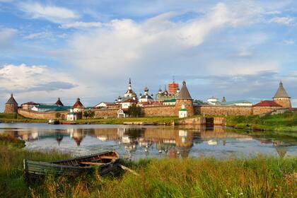 Solovetski pasó de ser un monasterio rico al primer campo soviético de prisioneros y el más grande del norte de Rusia. Tras la caída de la URSS, en 1991, la iglesia ortodoxa recuperó el edificio y los monjes lograron restituirle su esencia religiosa.