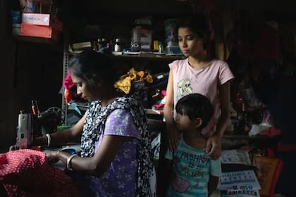 Soma Das usa el dinero para comprar materiales y confeccionar ropa, que luego vende para mantener a su familia en Bengala Occidental