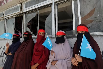 Somalíes se reúnen en la playa Lido durante una protesta de duelo y oraciones por las personas que murieron el fin de semana en un ataque con bomba en Mogadiscio, Somalia, el lunes 5 de agosto de 2024.(Foto AP/Farah Abdi Warsameh)