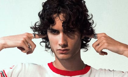 sombr es un cantante y compositor de 21 años, originario de Nueva York, Estados Unidos