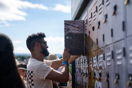 Sombra y sillones: Life Seguros llevó bienestar al Cosquín Rock 2025.