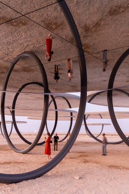 "Sombras viajando por el mar del día", impactante obra de Olafur Eliasson, con veinte refugios circulares espejados que transforman el paisaje del desierto