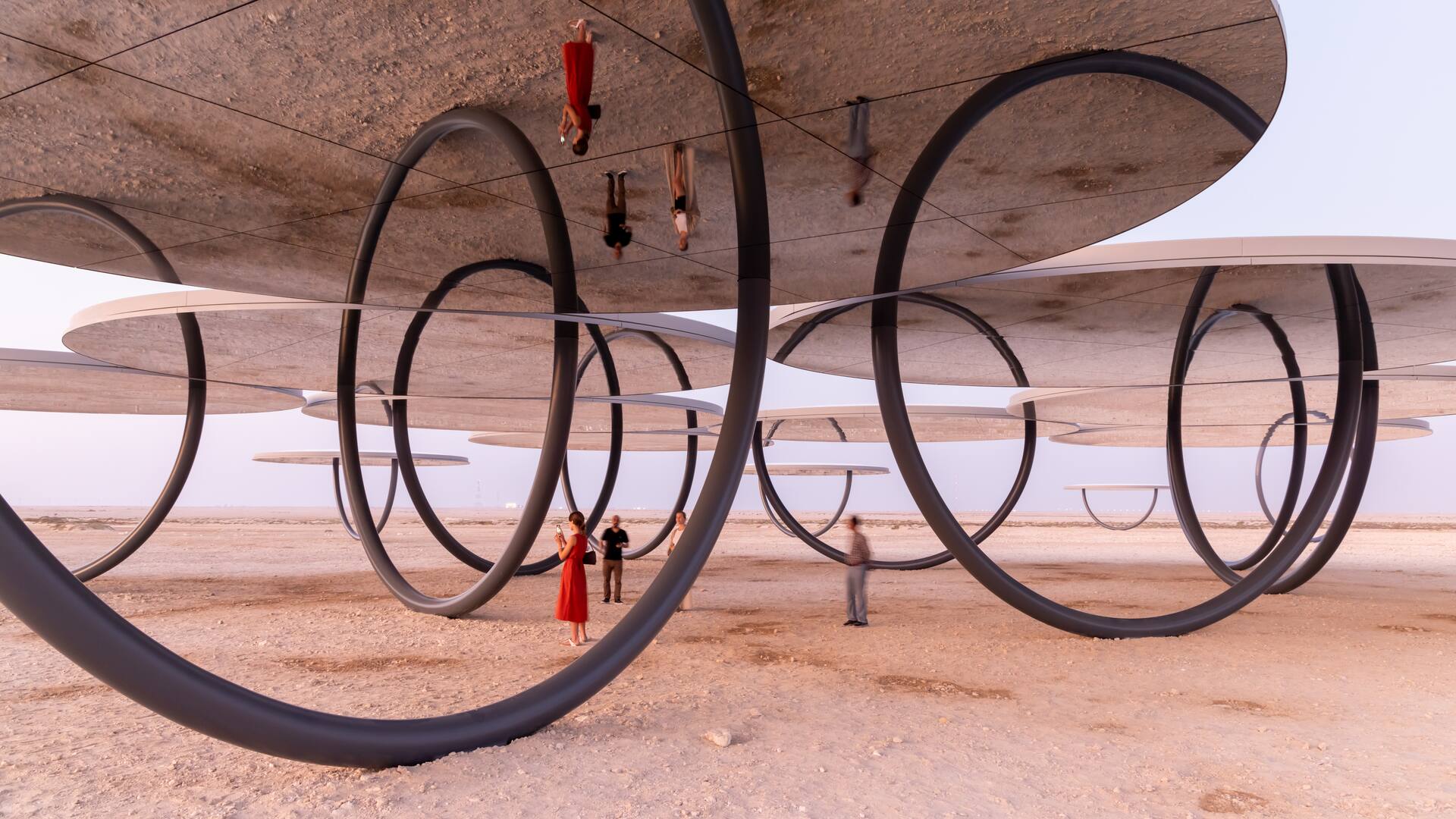 "Sombras viajando por el mar del día", impactante obra de Olafur Eliasson, con veinte refugios circulares espejados que transforman el paisaje del desierto