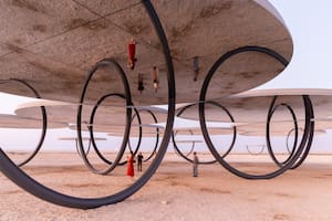 "Sombras viajando por el mar del día", impactante obra de Olafur Eliasson, con veinte refugios circulares espejados que transforman el paisaje del desierto