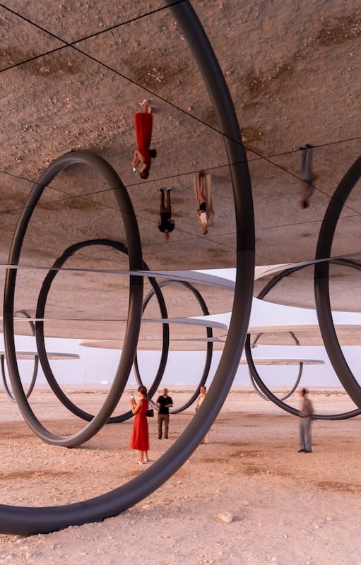 "Sombras viajando por el mar del día", impactante obra de Olafur Eliasson, con veinte refugios circulares espejados que transforman el paisaje del desierto