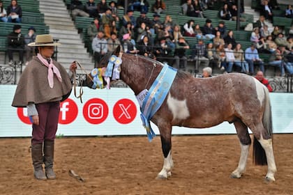 Sombrero de fieltro, pañuelo y capa para Amalita Rodríguez Fudikar Nogues Miguens