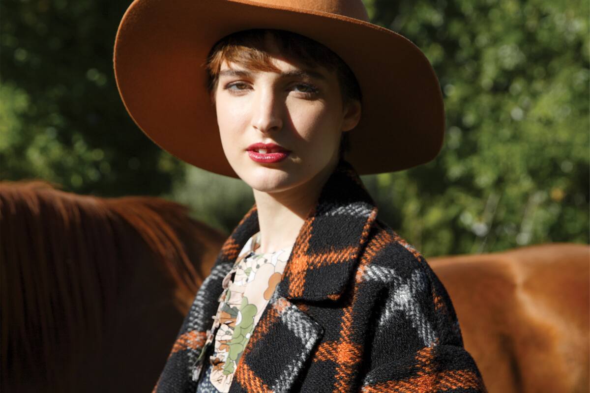 Sombrero, Paula Cahen D´Anvers, $9995. Abrigo, Paula Cahen D´Anvers, $29.995. Vestido, Renner, $5190. Camisa, Valentina Karnoubi, $13.970.