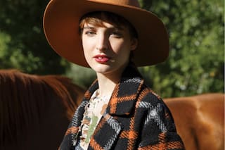 Moda de otoño: vestidos boho y abrigos texturados para una tarde al aire libre