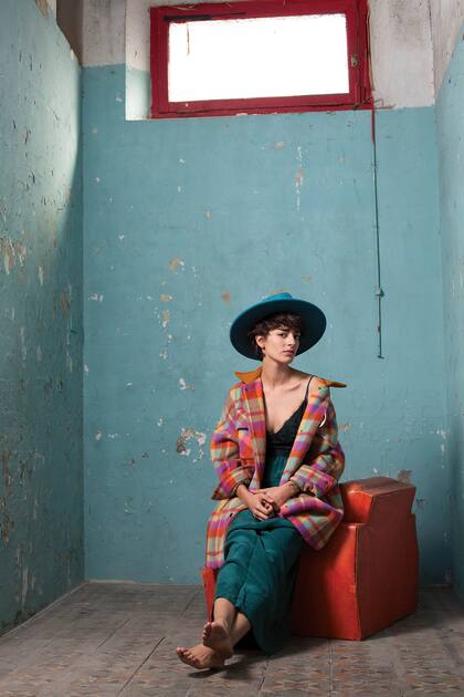 Sombreros, Compañía de Sombreros, $8650. Abrigo, Jazmín Chebar, $52.000. Vestido, Giesso, $24.986.